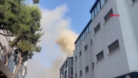 İstanbul'un Bahçelievler ilçesinde 4 katlı iş merkezinin çatısında çıkan yangın