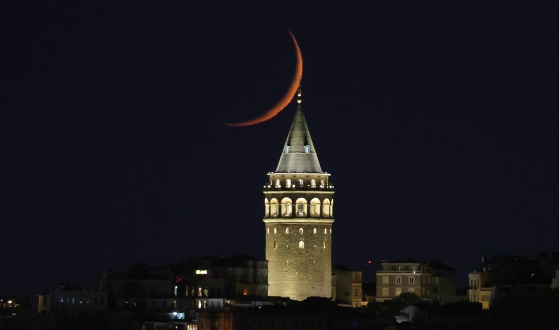 Kentte akşam saatlerinde gökyüzünde beliren hilal, tarihi Galata Kulesi ile