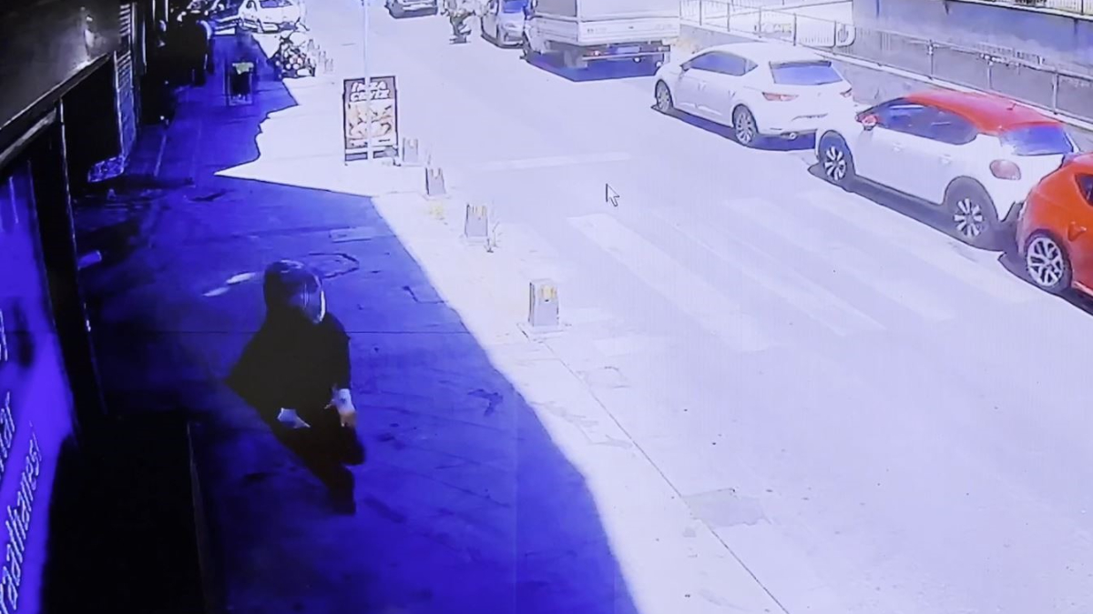 İstanbul Arnavutköy'de bir iş yerine motosikletle gelen 2 kişi tarafından