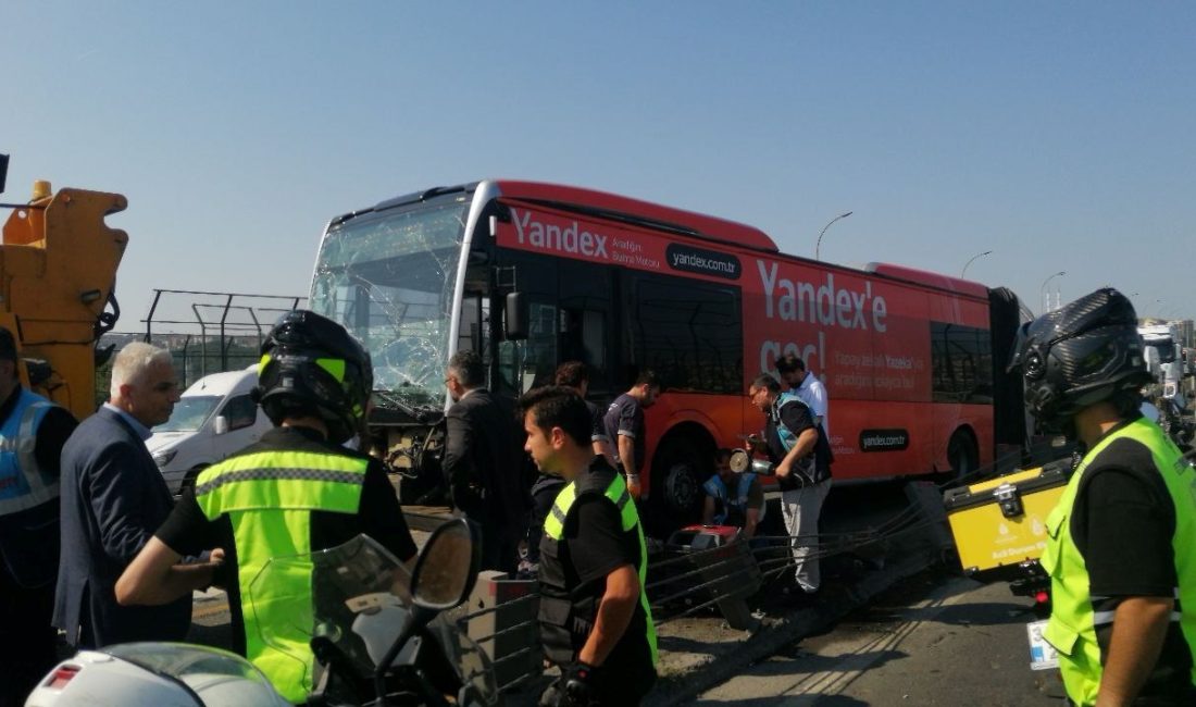 Haliç Köprüsü'nde denetimden çıkan metrobüs, bariyerlere çarptı. Kaza nedeniyle D-100
