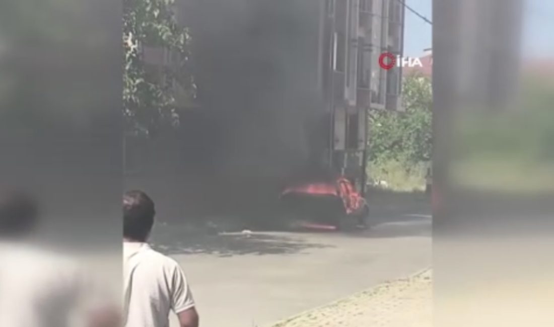 Arnavutköy'de park halindeki bir araba şimdi öğrenilemeyen bir nedenle alev