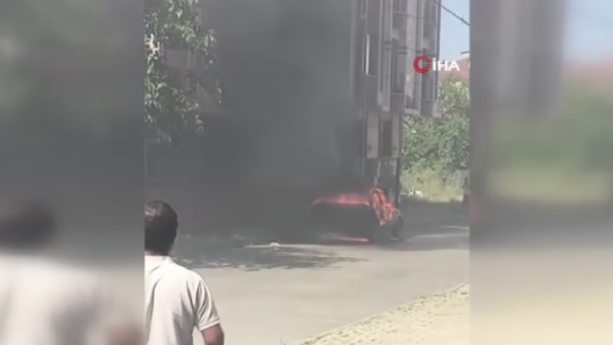 Arnavutköy'de park halindeki bir araba şimdi öğrenilemeyen bir nedenle alev