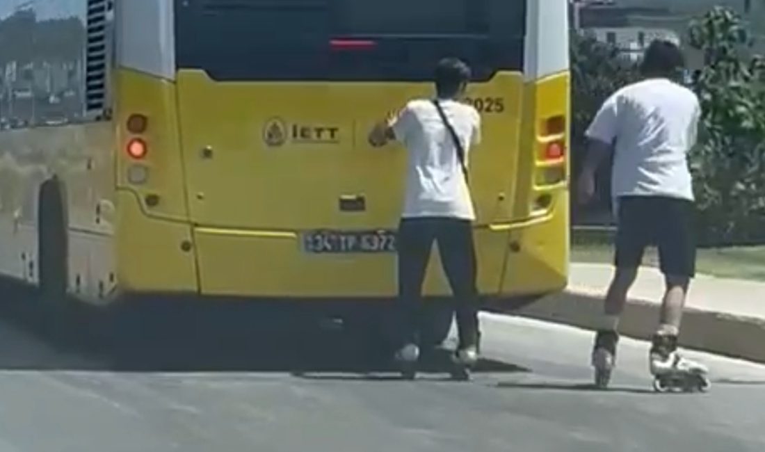 Kartal'da çekilen imajlarda patenli 2 gencin  seyir halinde olan