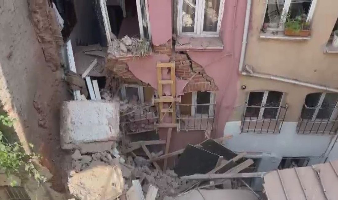 İstanbul Fatih'te, 3 katlı binanın balkonunun çökmesi sonucu bitişikteki binalar