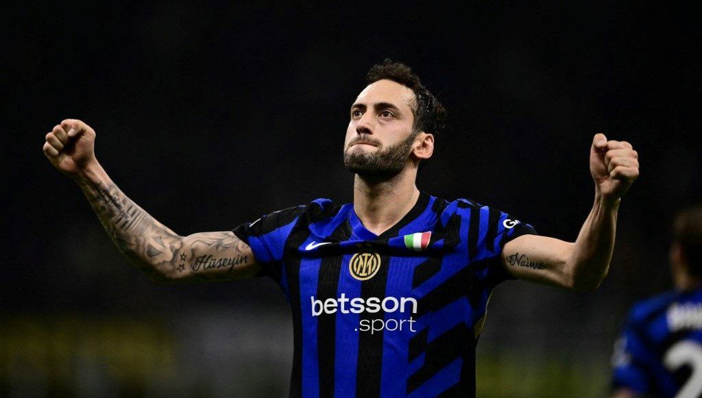 Galatasaray'ın da gündemindeki ulusal futbolcu Hakan Çalhanoğlu'nun menajeri İstanbul'a geliyor.