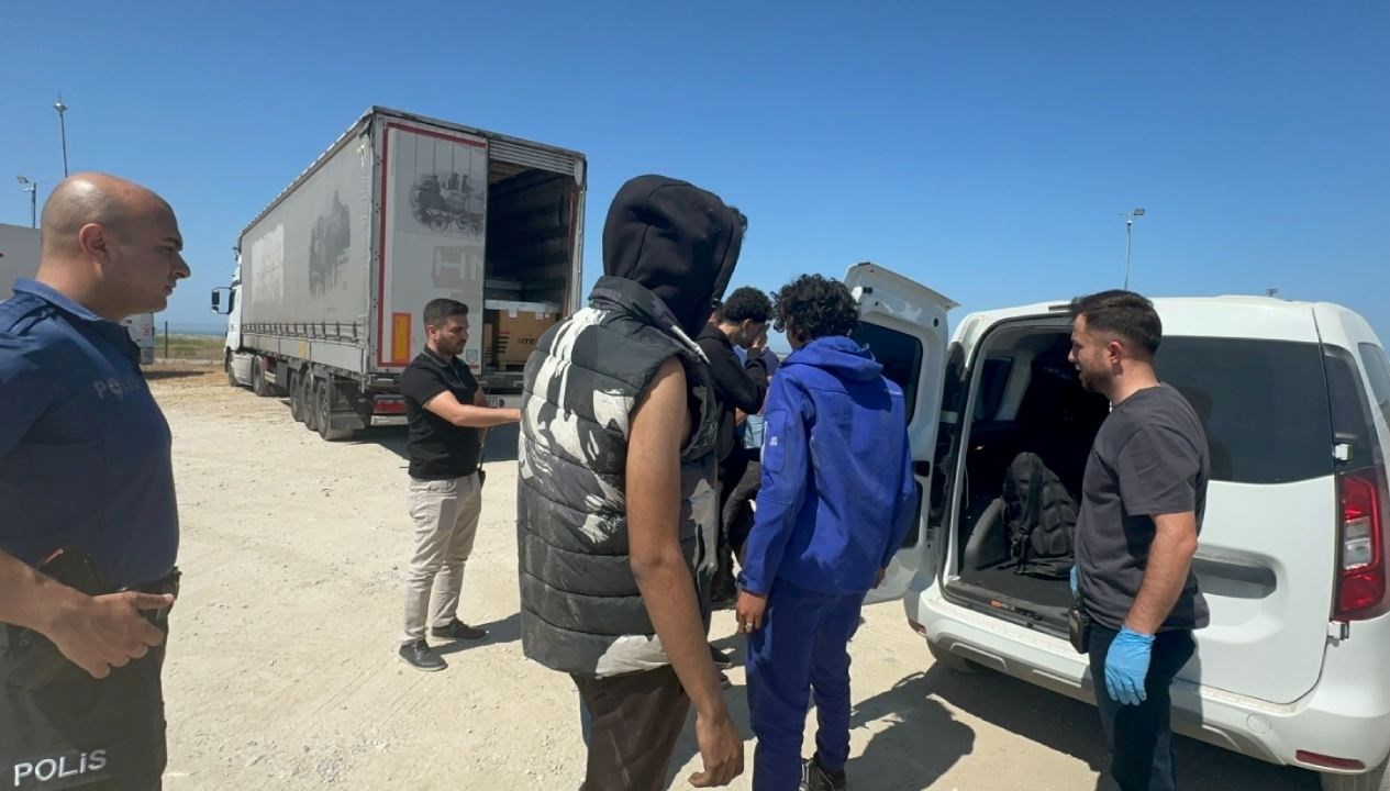 Sakarya'nın Karasu ilçesinde TIR dorsesinden atlayıp kaçarken yakalanan Mısırlı 3