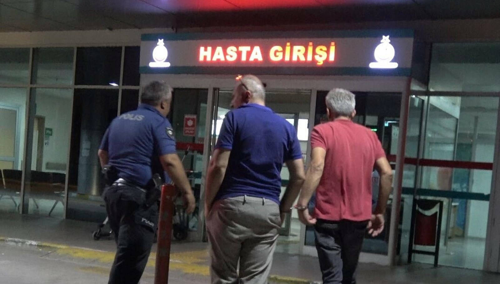 İzmir'de bir iş yerinde yapılan aramalarda, havalandırma borusu içine gizlenmiş