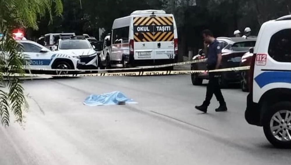 İzmir'de ruhsal meseleleri olduğu öğrenilen bir bayan akan trafikte yolun