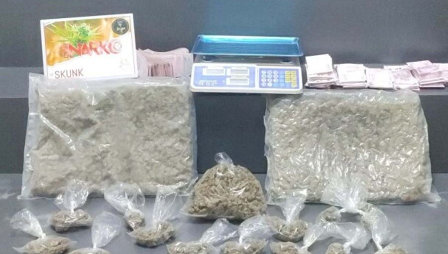 İzmir'in Konak ilçesinde düzenlenen operasyonlarda çok sayıda uyuşturucu husus, silah