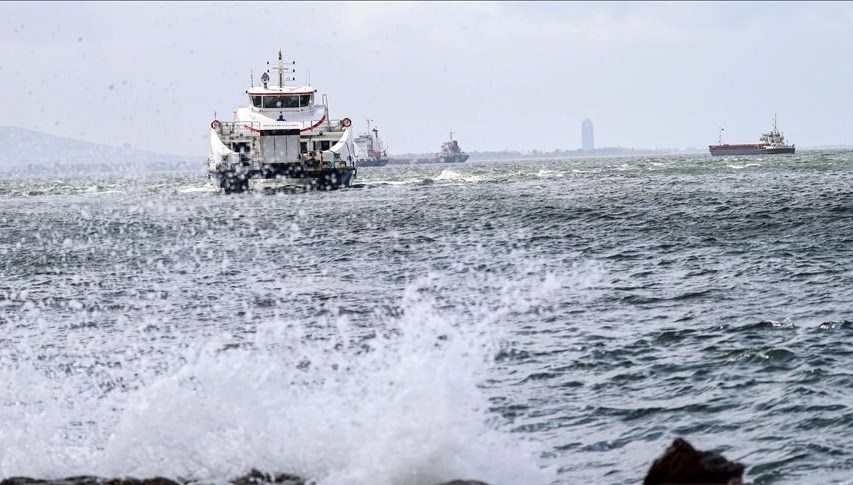 İzmir'de şiddetli rüzgar nedeniyle vapur seferleri iptal edildi.