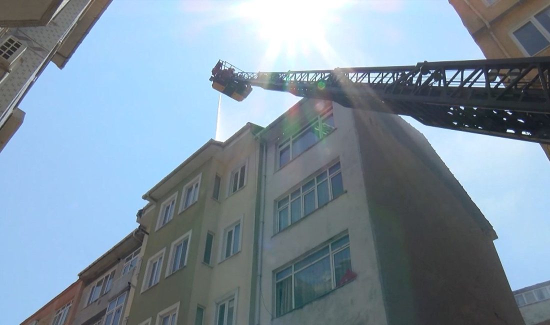 İstanbul Kadıköy'de 5 katlı binanın çatısında tadilat sırasında çıkan yangın