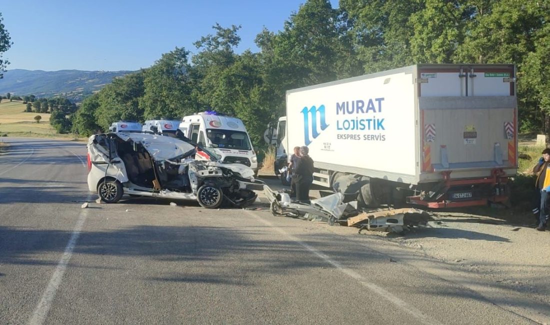Tokat'ta hafif ticari araç bir kamyona geriden çarptı. Feci kazada