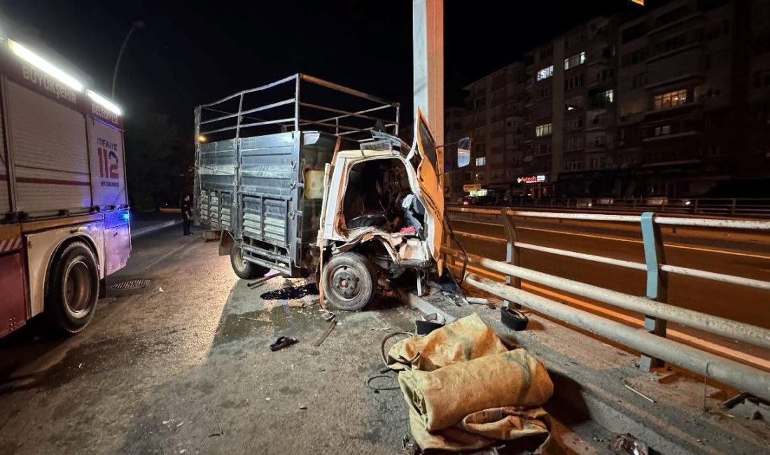 İzmit'te gece yarısı taraf tabelasına çarpan kamyonetin sürücüsü ağır yaralandı.