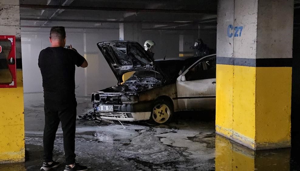 Karabük'te kapalı bir otoparkta yangın paniği yaşandı. Bir araçta çıkan