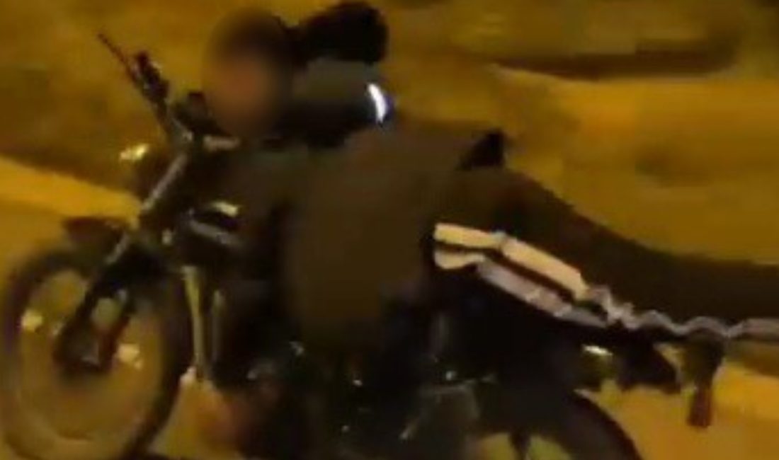 Safranbolu ilçesinde, bir motosiklet şoförünün yüzüstü yatarak trafikte ilerlediği anlar
