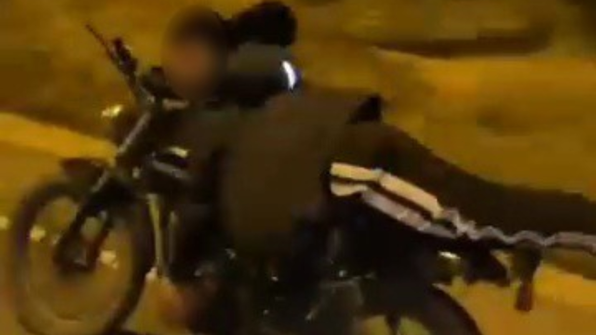 Safranbolu ilçesinde, bir motosiklet şoförünün yüzüstü yatarak trafikte ilerlediği anlar