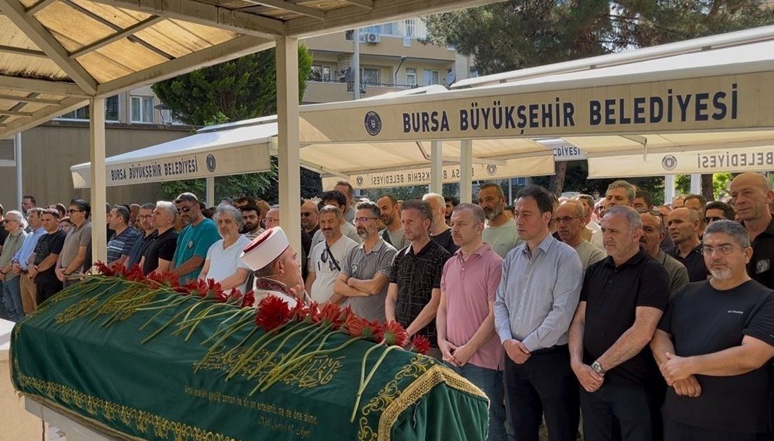 Bursa'da ilkokulda karne gününde apansız kötüleşen öğretmen Hasan Aslan hayatını yitirdi.