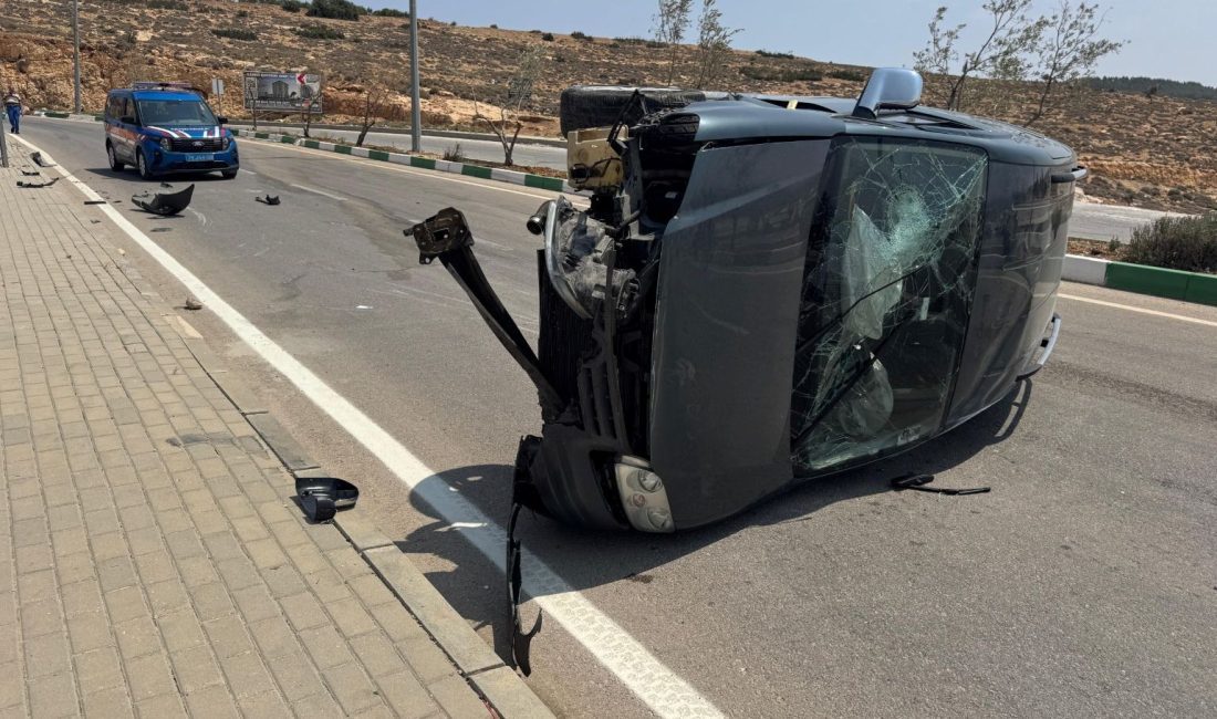 Kilis'in Atatürk Mahallesi'nde meydana gelen trafik kazasında bir ticari aracın