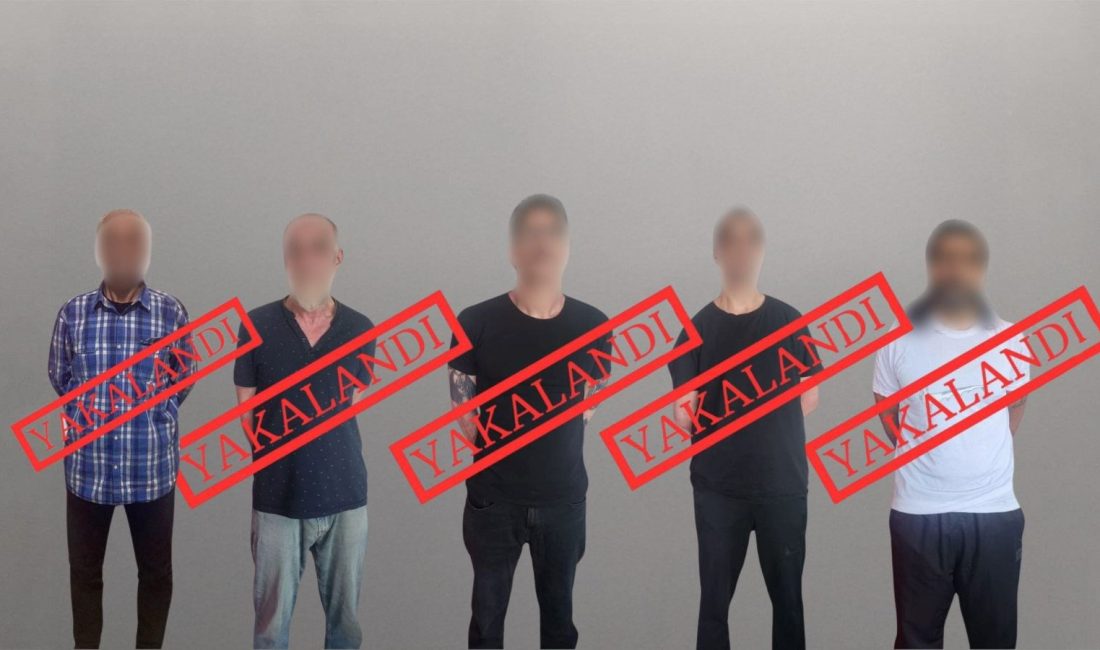 Kırmızı bültenle aranan beş kuşkulu, Türkiye'ye iade edildi. İçişleri Bakanı