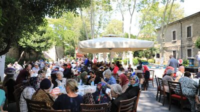 Kızılay İstanbul Bayan Kolları'nın Darülaceze’de düzenlediği Babalar Günü programında kurumun