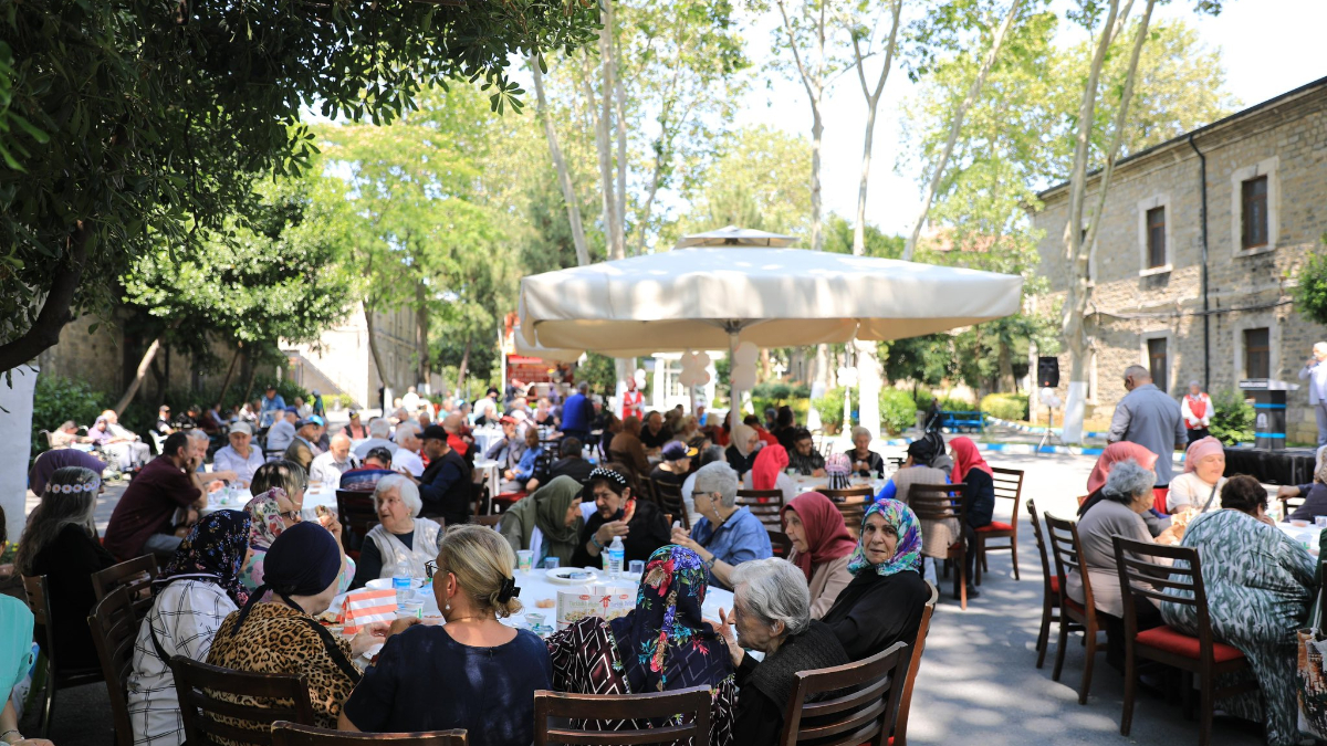 Kızılay İstanbul Bayan Kolları'nın Darülaceze’de düzenlediği Babalar Günü programında kurumun