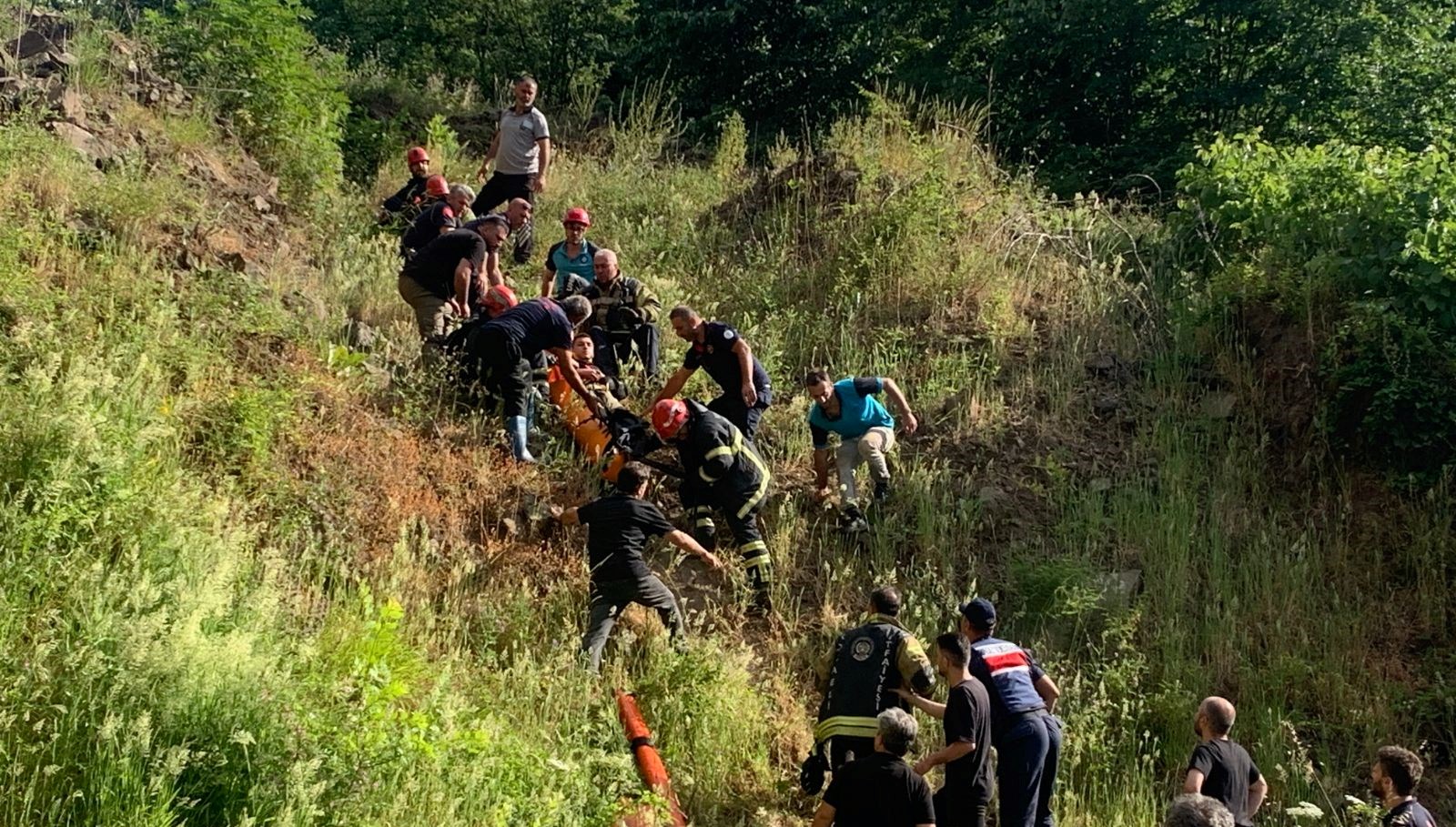 Kocaeli'de dengesini kaybedip dereye düşen çocuğunu kurtarmak için su atlayan anne