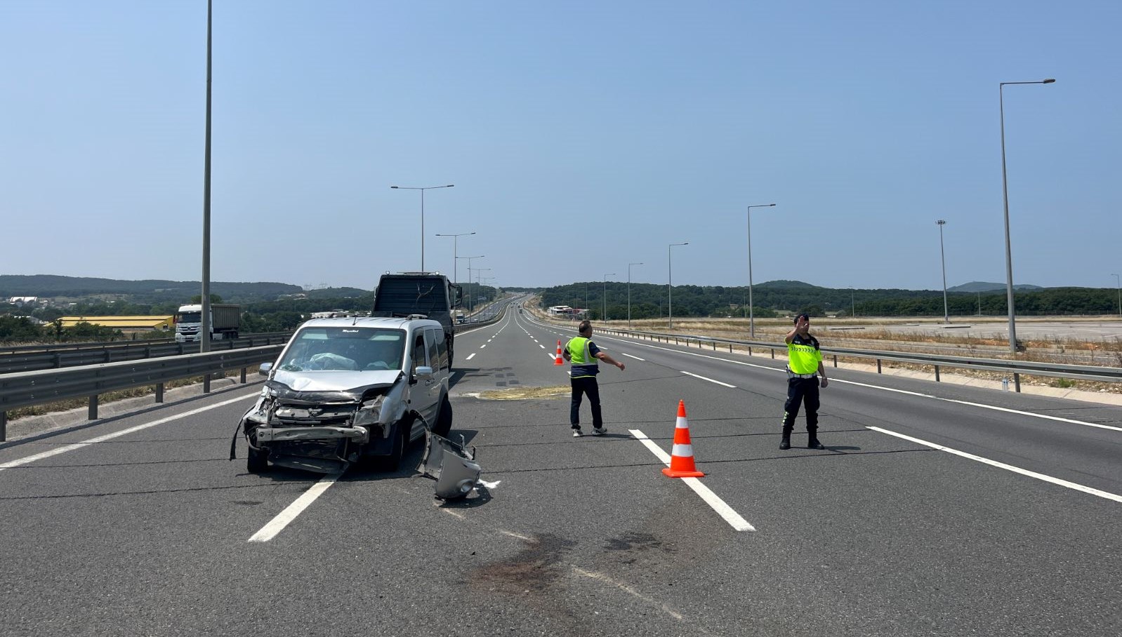 Kocaeli'de hafif ticari aracın bariyere çarptığı kazada 3 kişi yaralandı.