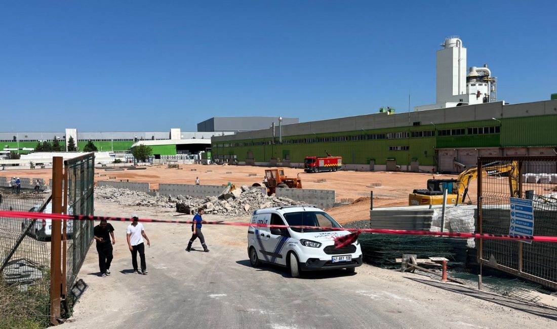 Kocaeli'nde bulunan bir fabrikanın bahçesinde hafriyat yapıldığı sırada doğalgaz borusu