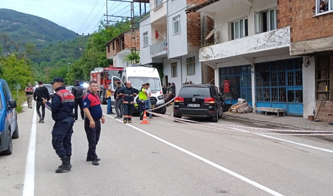 Ordu'da denetimden çıkan cip bir bakkalın önünde oturanların ortasına daldı. 2