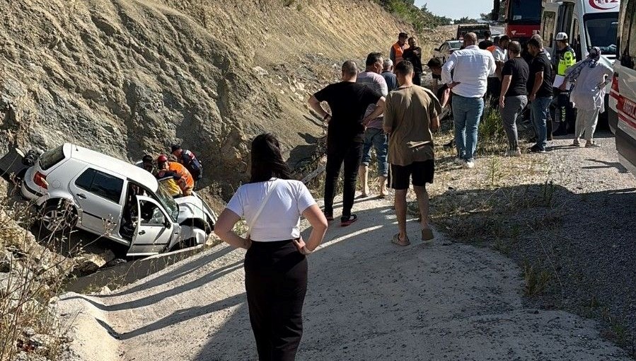 Manisa'da denetimden çıkan otomobil menfeze savruldu. Kazada 12 yaşındaki çocuk hayatını