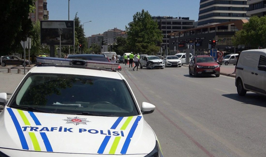 Konya'da dönüş yasağı olan yerden kusurlu dönüş yapan arabanın hafif
