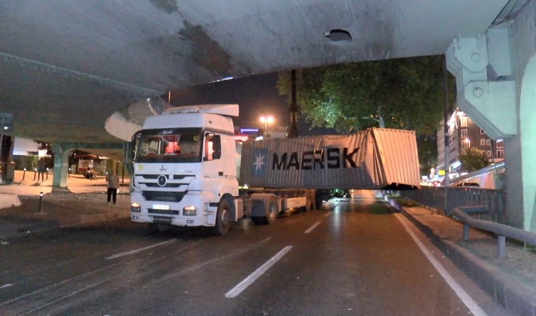 İstanbul Fatih'de köprüye çarpan tır, bir mühlet yolu trafiğe kapadı.