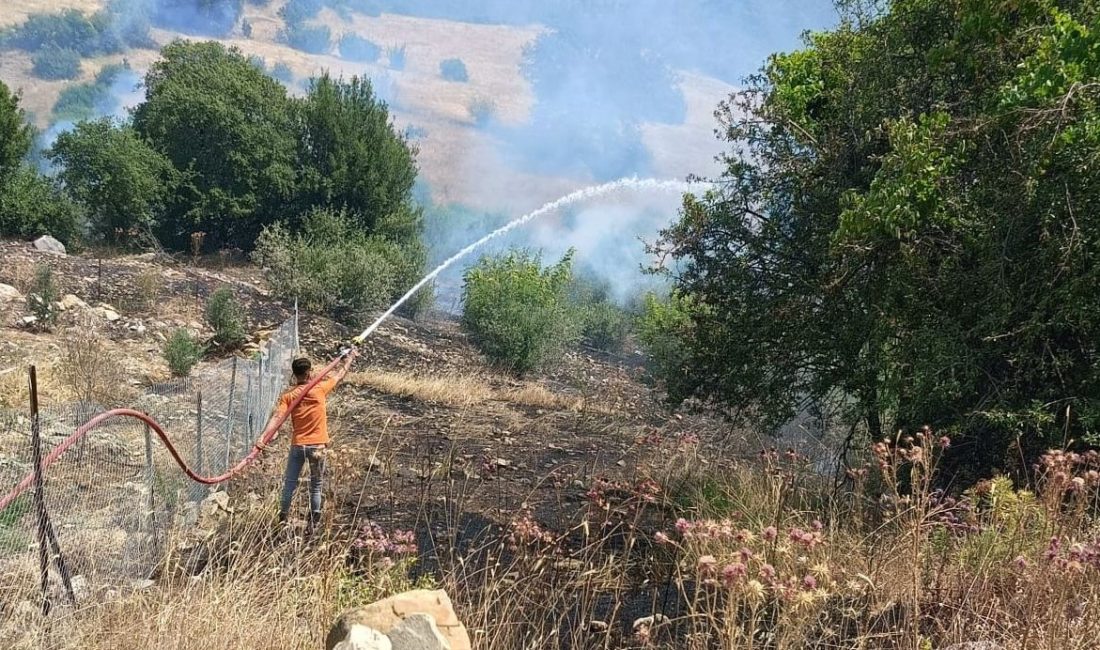 Antalya'nın Kumluca ilçesinde makilik alanda yangın çıktı. Alevler, ormanlık alanı