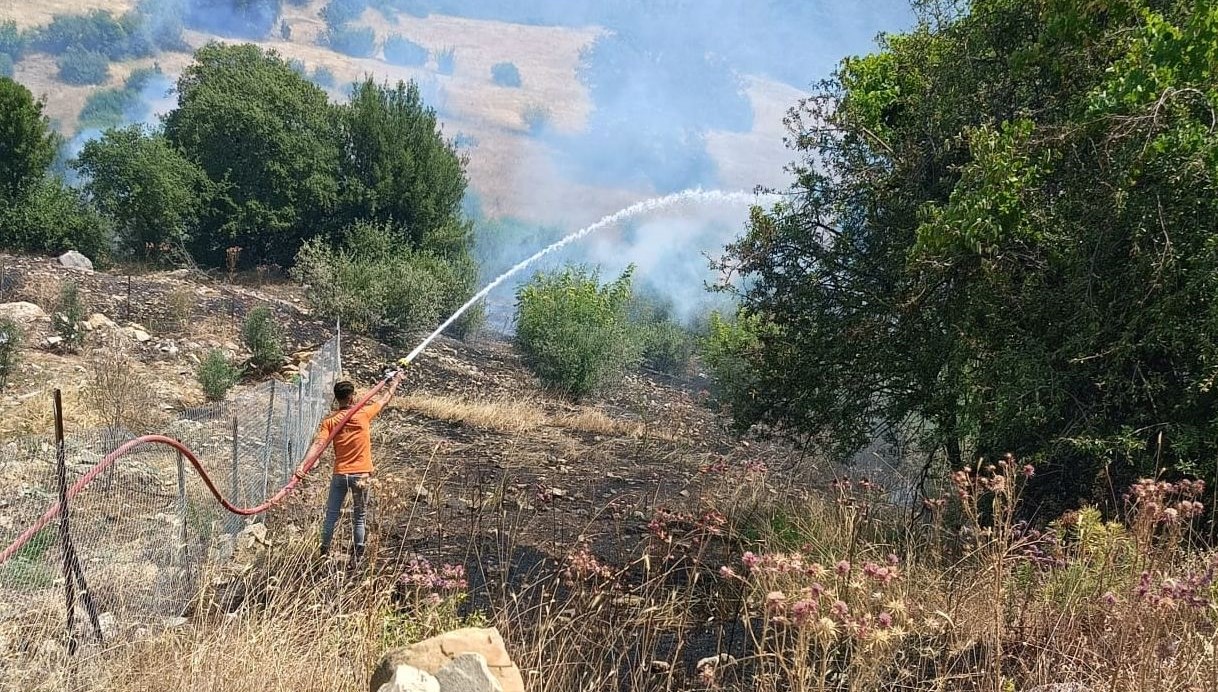 Antalya'nın Kumluca ilçesinde makilik alanda çıkan yangın söndürüldü.