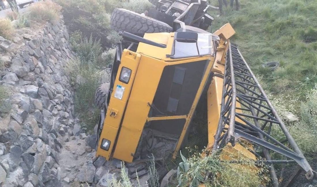 Erzurum’da devrilmekte olan vinçten kurtulmaya çalışan operatör aracın altında kalarak