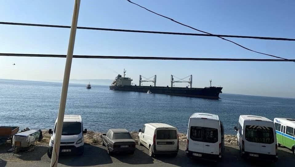 Tekirdağ'ın Şarköy ilçesinde Bahama bayraklı kuru yük gemisi karaya oturdu.