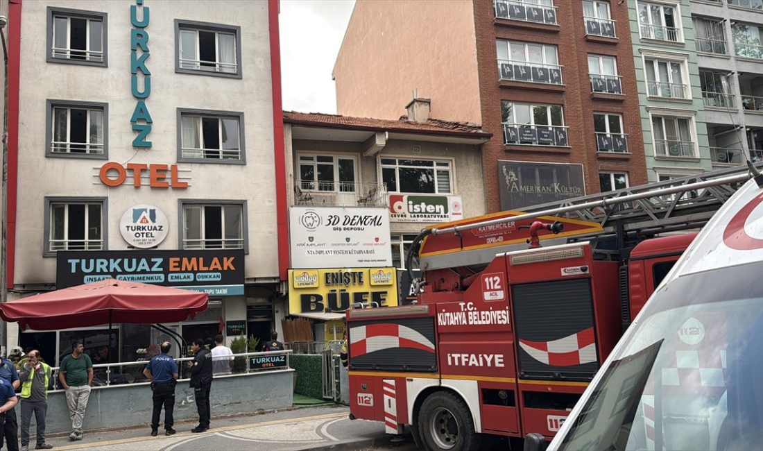 Kent merkezinde emlak ofisinin yer aldığı otelin taban katındaki yangında