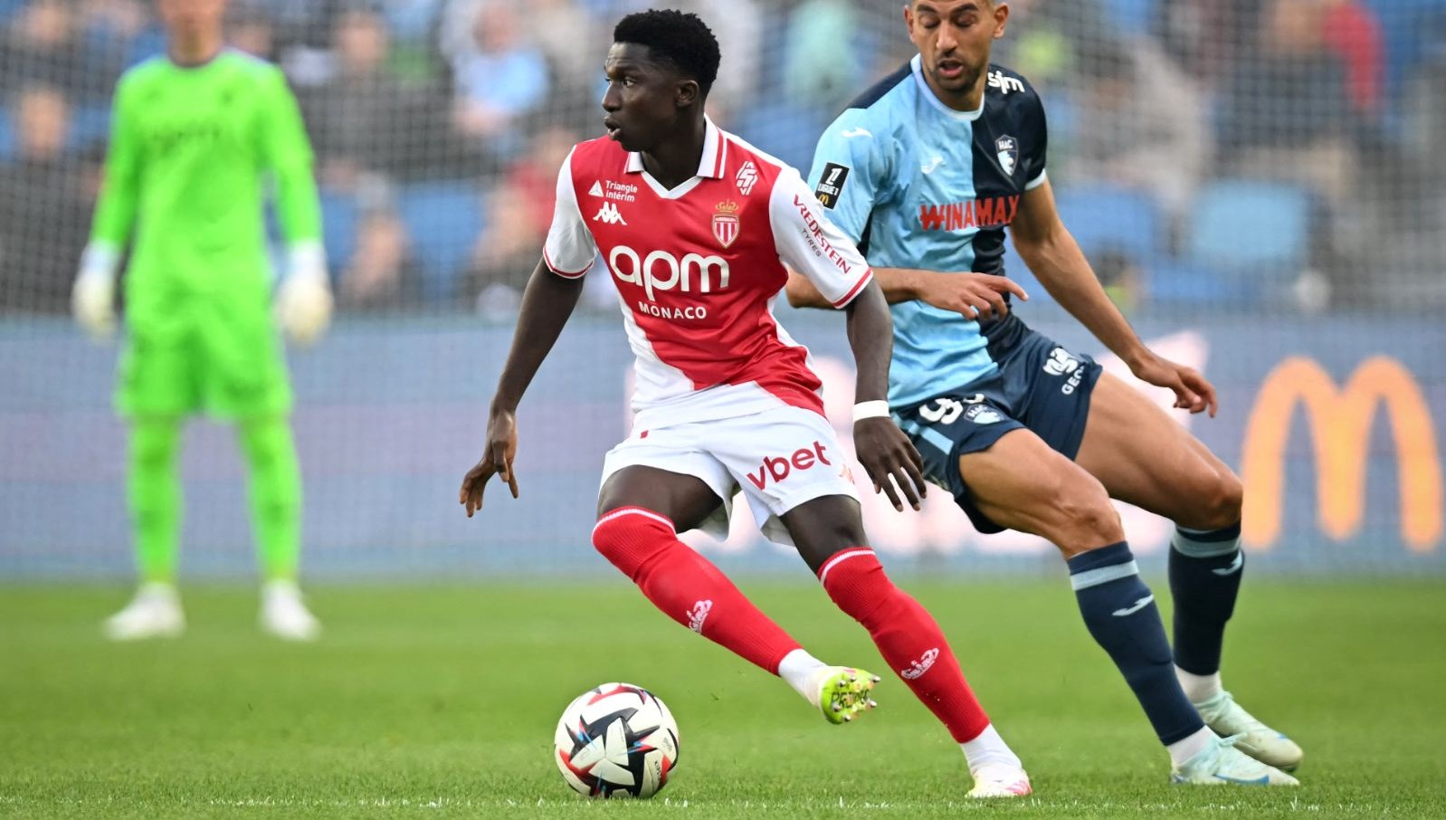 Lamine Camara, toplumsal medyadaki futbolseverler ve Fenerbahçeli taraftarlar tarafından merak