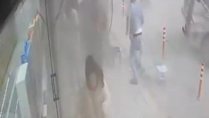 Malatya'nın Battalgazi ilçesinde, yoldan geçen TIR'ın lastiğinin patlaması sonucu endişe