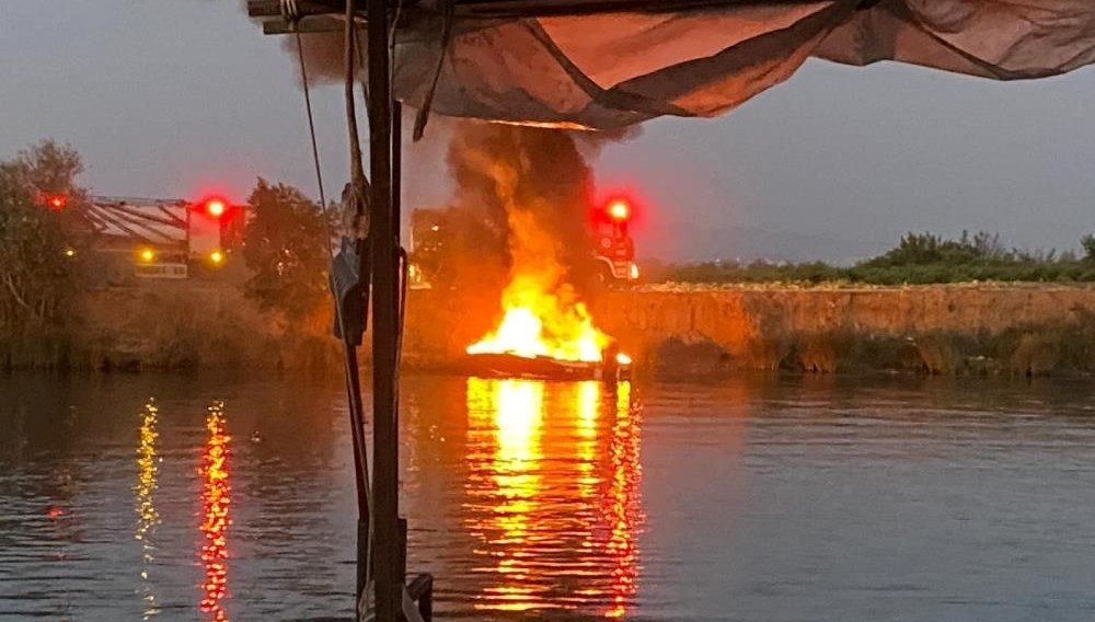 Antalya'daki Manavgat Irmağı'nda bulunan bir balıkçı teknesi alev alev yandı.