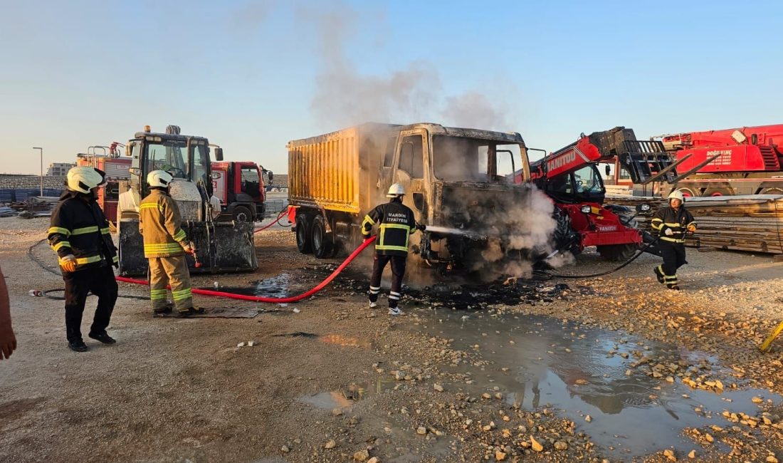 Mardin'de park halindeki bir hafriyat kamyonunda yangın çıktı. İtfaiyenin söndürdüğü
