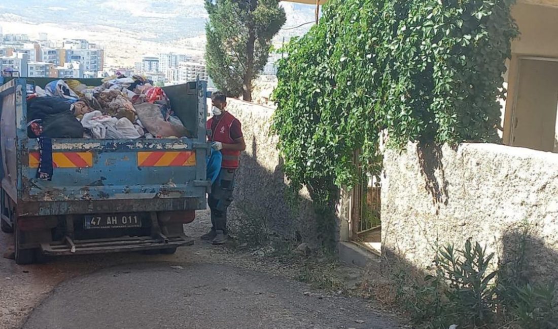 Mardin'de atık biriktirildiği belirlenen ve koku şikayeti üzerine girilen meskenden