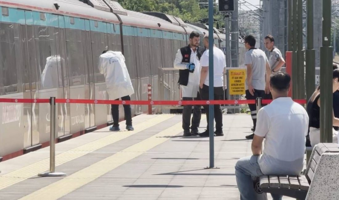 Marmaray Ataköy istasyonunda bir kişi raylara atlayarak intihar etti. Yapılan