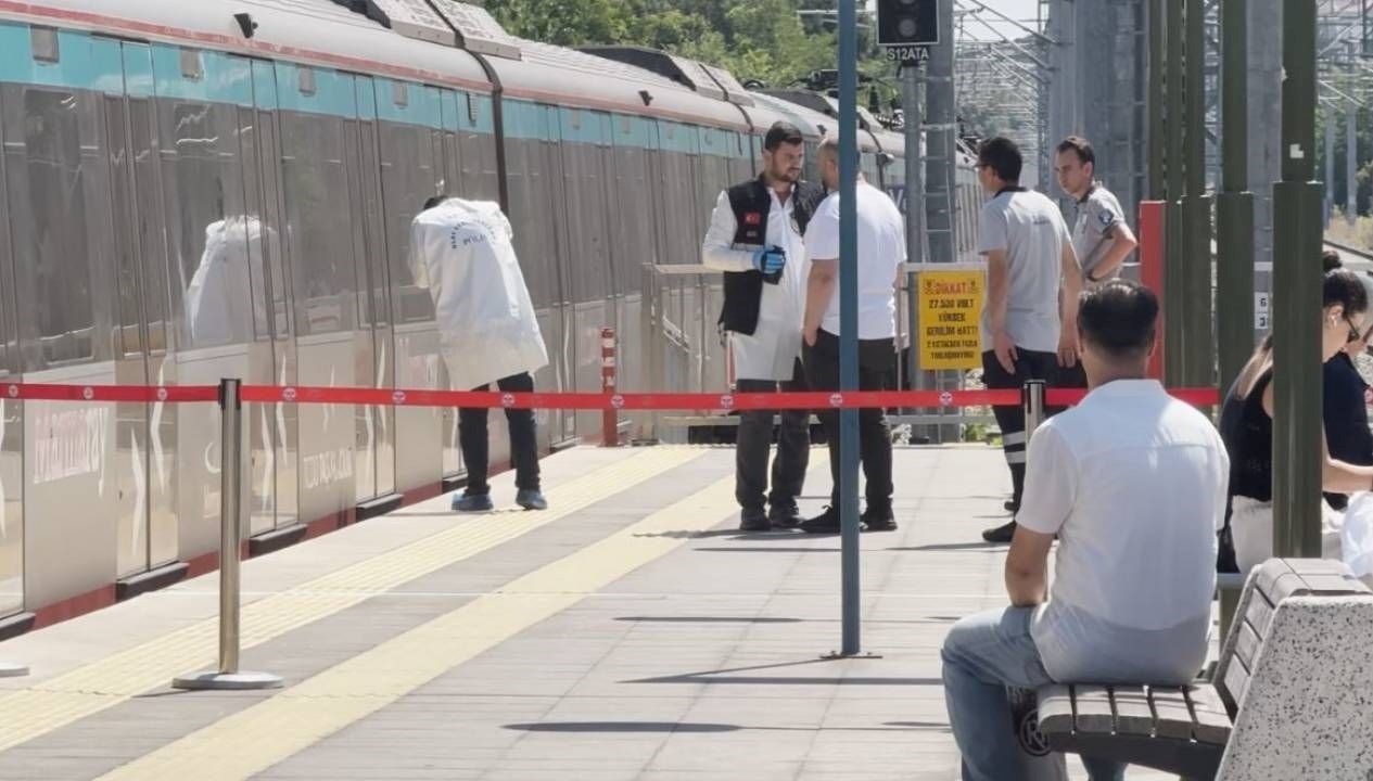 Marmaray Ataköy istasyonunda bir kişi raylara atlayarak intihar etti. Yapılan