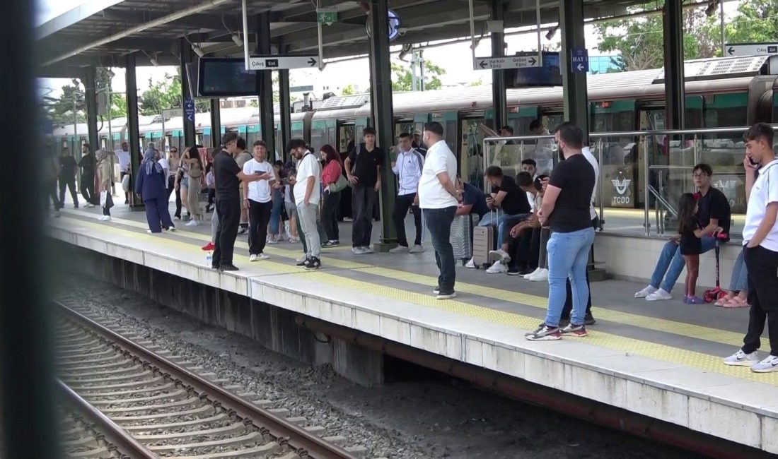 Marmaray'da sabah saatlerinde meydana gelen teknik arıza nedeniyle yolcular aktarma
