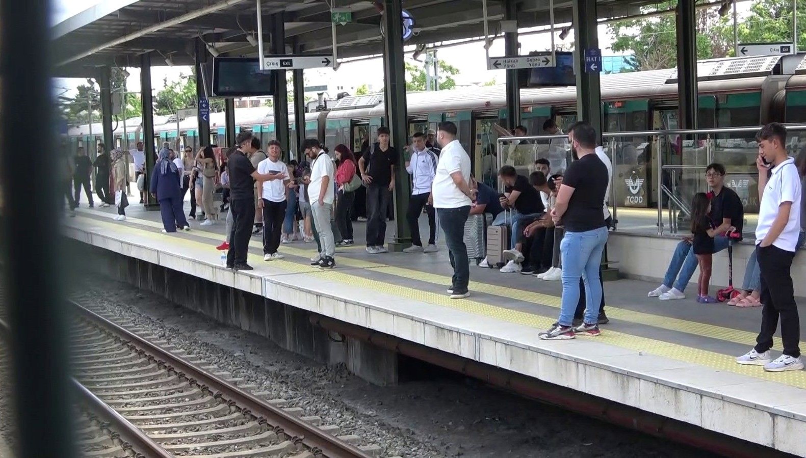 Marmaray'da sabah saatlerinde meydana gelen teknik arıza nedeniyle yolcular aktarma