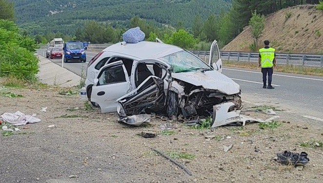 Karabük'te bir otomobil menfeze çarptı. Araçtaki 1 kişi öldü, 3 kişi