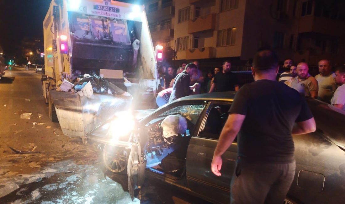 Anamur ilçesinde, alkollü olan şoförün kullandığı arabanın çarptığı çöp kamyonunun