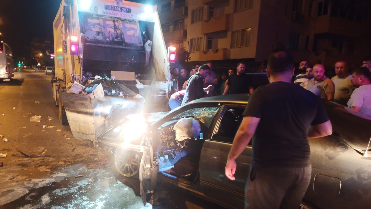 Anamur ilçesinde, alkollü olan şoförün kullandığı arabanın çarptığı çöp kamyonunun
