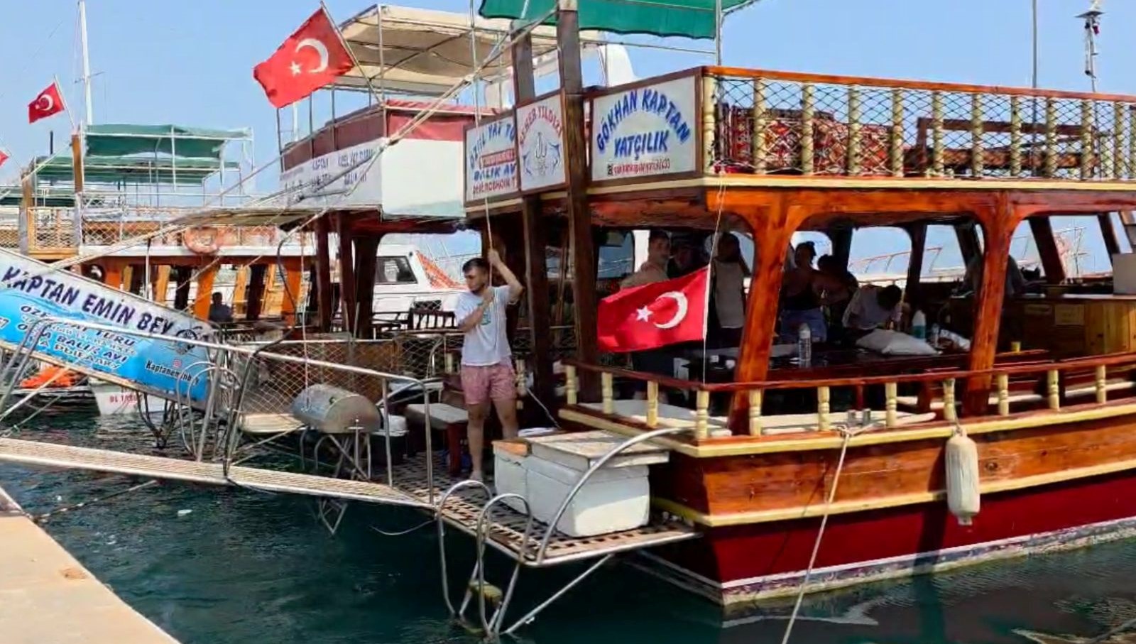 Mersin'in Silifke ilçesinde görülen köpek balıkları tatilcileri paniğe sürükledi. Birçok
